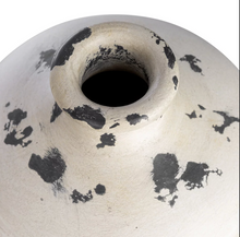 Load image into Gallery viewer, Black Smudge Vase