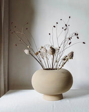 Load image into Gallery viewer, Kabin Vase, Dezato - Sand
